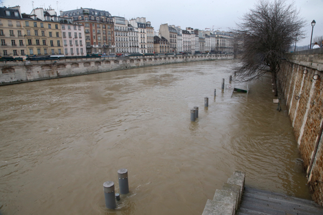 The flooded banks of River Seine in Paris January 9, 2018. Photo: AP